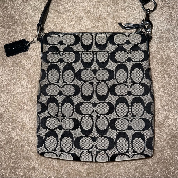 Black coach purse - Picture 3 of 4